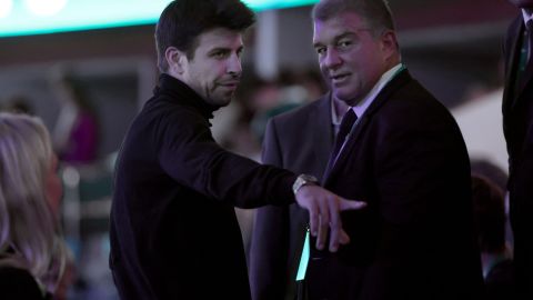 Gerard Piqué junto a Joan Laporta en la semifinales de la Copa Davis.