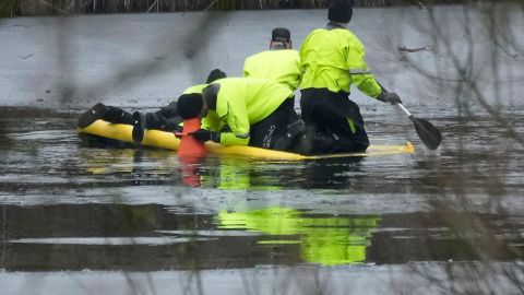 Milagro en Michigan: Hombre cae a un lago con sus dos hijas en el auto y niñas logran sobrevivir