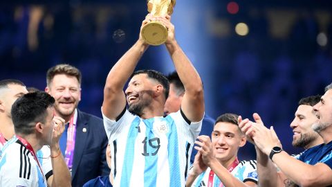 Sergio Agüero levantando la Copa del Mundo.