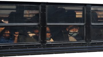 Colorado dejará de transportar a los inmigrantes en autobús tras súplicas de los alcaldes de Nueva York y Chicago