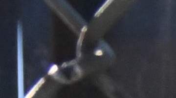 Una familia de migrantes cruza un agujero en el muro fronterizo en El Paso, Texas, el 19 de diciembre de 2022.