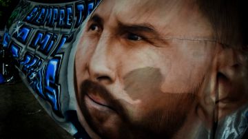 Dibujo de la cara de Lionel Messi en una calle de Argentina.