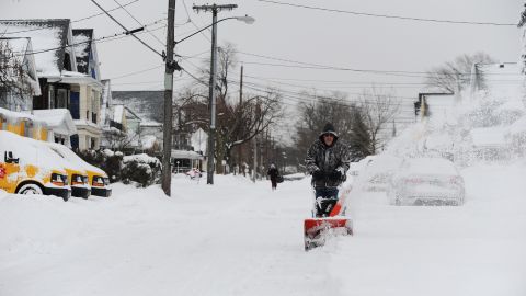 Héroe que salvó a más de 20 personas en NY de una tormenta de nieve mortal recibió boletos para el Super Bowl