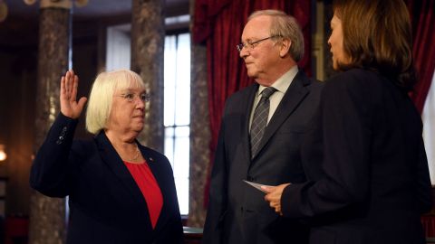 La senadora Patty Murray, junto a su esposo, Rob Murray, presta juramento ante la vicepresidenta Kamala Harris.