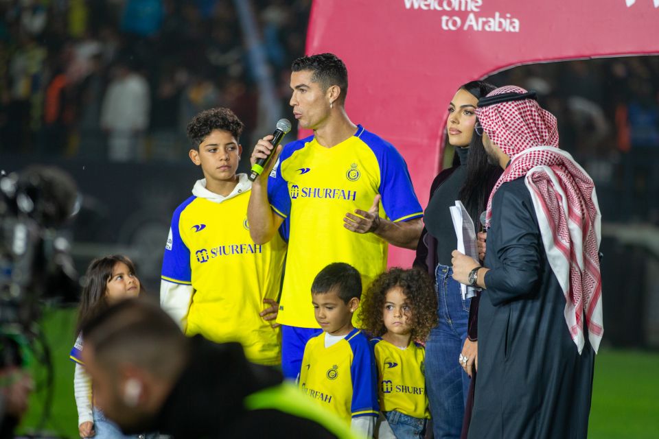 Georgina Rodríguez Dio Un Frío Abrazo A Cristiano Ronaldo En Su Presentanción Con Al Nassr Y 4868