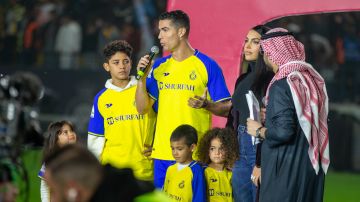 Cristiano Ronaldo junto a sus hijos y Georgina Rodríguez en su presentación con Al-Nassr.