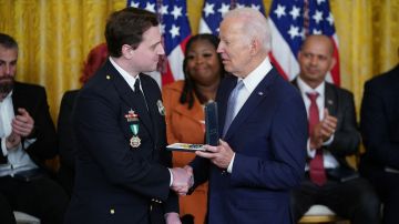 El presidente Biden otorga la Medalla Presidencial de Ciudadanos al oficial del Departamento de Policía Metropolitana Daniel Hodges.