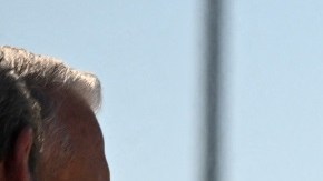 El gobernador republicano Greg Abbott reclama la política migratoria al presidente Joe Biden.