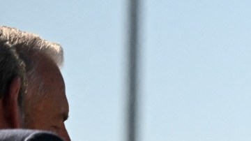 El gobernador republicano Greg Abbott reclama la política migratoria al presidente Joe Biden.