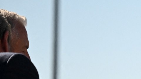 El gobernador republicano Greg Abbott reclama la política migratoria al presidente Joe Biden.