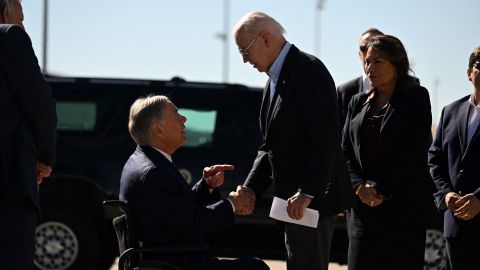 El gobernador republicano Greg Abbott reclama la política migratoria al presidente Joe Biden.