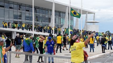 Miles de seguidores de Jair Bolsonaro atacaron el Congreso de Brasil.