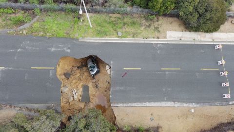 Dos autos cayeron en un sumidero que se abrió durante un día de lluvia el 10 de enero de 2023 en Chatsworth.