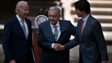 El primer ministro canadiense, Justin Trudeau (derecha), y el presidente mexicano, Andrés Manuel López Obrador (centro), se dan la mano