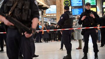 Hombre perpetra ataque en estación de tren de París y apuñala a seis personas