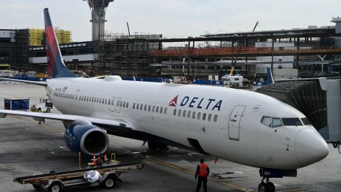 Asistente de vuelo de Delta visto consolando a pasajero durante turbulencia se vuelve viral