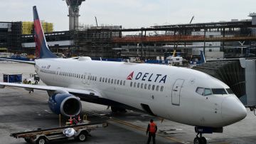Asistente de vuelo de Delta visto consolando a pasajero durante turbulencia se vuelve viral