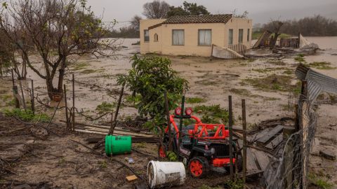 Una casa inundada junto al río Salinas cerca de Chualar, California, el 14 de enero de 2023.