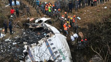 Confirman a dos ciudadanos estadounidenses entre las víctimas de accidente aéreo en Nepal que dejó 72 muertos