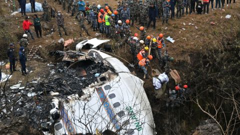 Confirman a dos ciudadanos estadounidenses entre las víctimas de accidente aéreo en Nepal que dejó 72 muertos