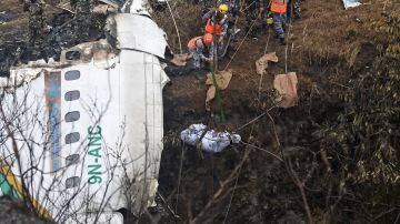 Revelan video que pasajero trasmitió en vivo en el interior del avión que se estrelló en Nepal y dejó 68 muertos