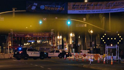 Varias agencias policiacas investigan el ataque en Monterey Park.