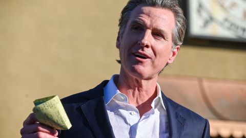 Newsom critica a los opositores al control de armas tras los tiroteos masivos en California: “Me avergüenzo de ellos”