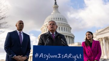 Congresistas demócratas presionan a Biden sobre sus políticas de asilo.