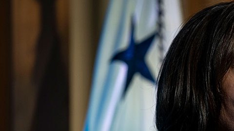 Kamala Harris promete luchar para devolver a las mujeres el derecho al aborto ganado en 1973