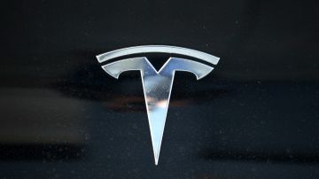 CORTE MADERA, CALIFORNIA - APRIL 26: The Tesla logo is displayed on a Tesla car on April 26, 2021 in Corte Madera, California. Tesla will report first quarter earnings today after the closing bell. (Photo by Justin Sullivan/Getty Images)