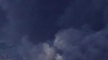 VIDEO: Planta química de Illinois es devorada por las llamas, mientras vecinos reciben orden de buscar refugio