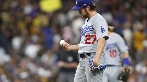 El lanzador Trevor Baeur durante un partido de Los Angeles Dodgers y San Diego Padres en la MLB 2021.