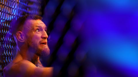 Conor McGregor después de lesionarse el tobillo en su pelea contra Dustin Poirier durante UFC 264 en 2021.
