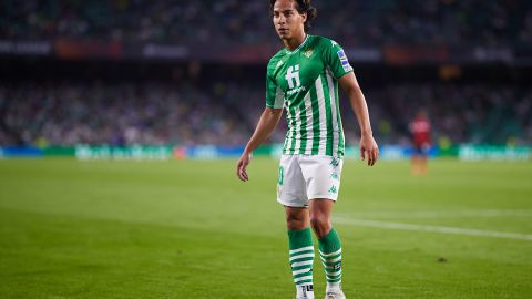 Diego Lainez, mediocampista mexicano del Real Betis de España.