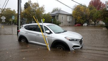 Hallan a persona muerta atrapada en automóvil mientras California enfrenta severas inundaciones