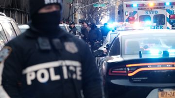 Hombre se estrella contra restaurante de Nueva York, deja 22 heridos y se fuga