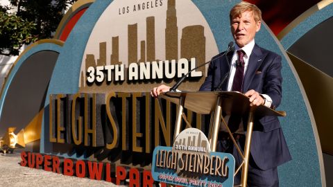 Leigh Steinberg en su fiesta anual de Super Bowl, un día antes del triunfo de los Rams.