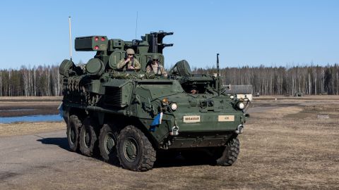 Un vehículo de defensa aérea M-SHORAD Stryker del ejército de EE.UU. el 1 de marzo de 2022 en Lituania.