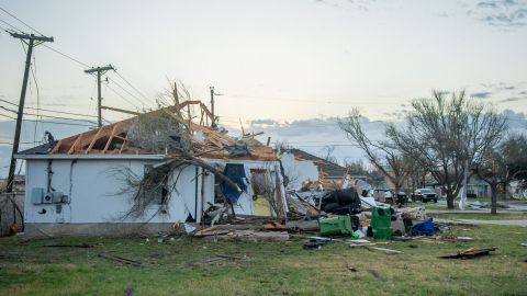 VIDEO: Destructivo tornado en Houston causa decenas de daños y derriba líneas eléctricas