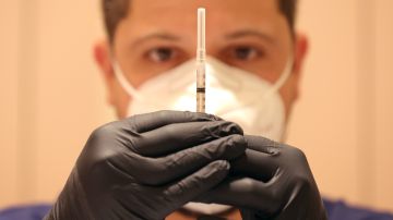 FDA propone hacer que vacuna COVID sea una anual, similar a la inyección contra la gripe