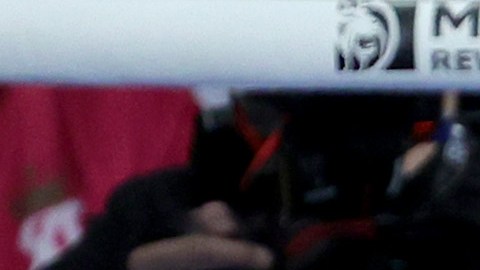 Dmitry Bivol y 'Canelo' Álvarez durante una pelea en Las Vegas en 2022.