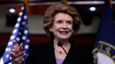 La senadora Debbie Stabenow es la primera demócrata que anuncia que no buscará la reelección.