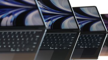 Las computadoras portátiles MacBook Air recientemente rediseñadas se muestran durante la WWDC22 en Apple Park el 6 de junio de 2022 en Cupertino, California.