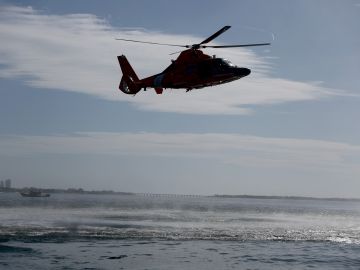 Helicópteros chocan sobre playa australiana, 4 pasajeros muertos