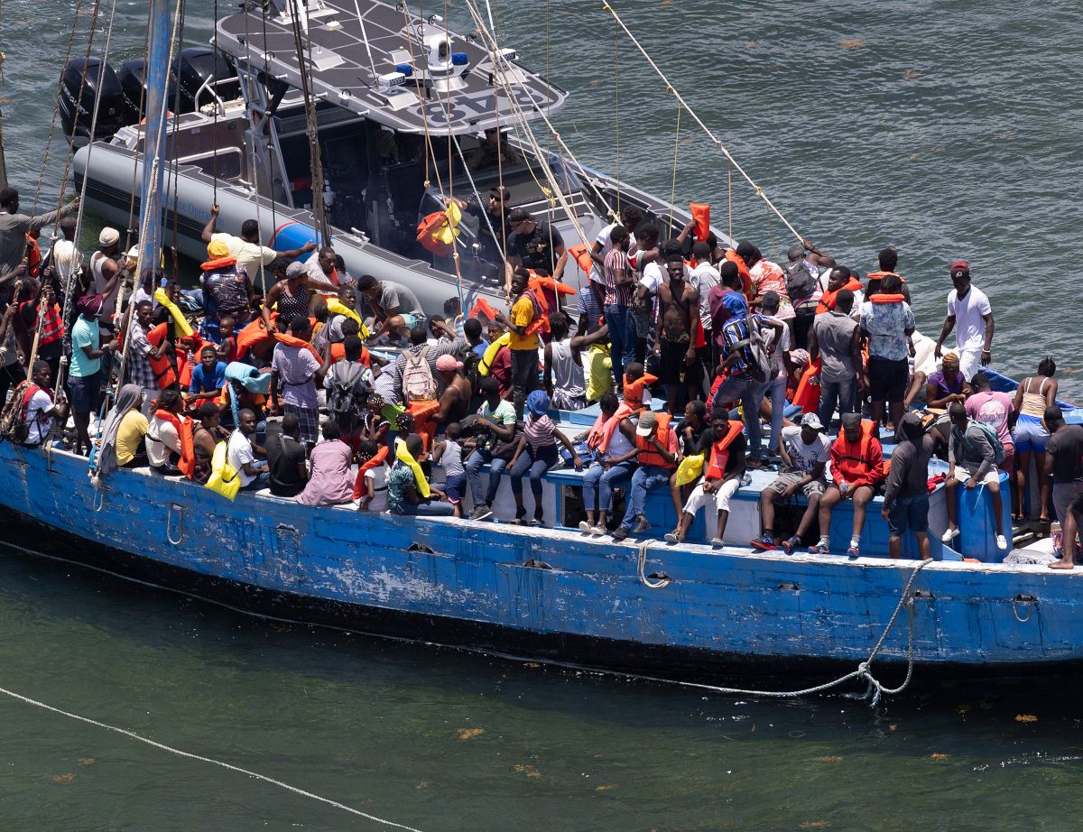 Autoridades califican de crisis humanitaria la situación que están viviendo con la llegada de cientos de migrantes.