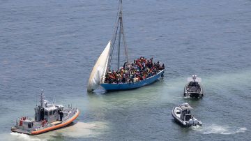 Llegada de 300 migrantes obliga cierre de parque nacional en Cayos de Florida