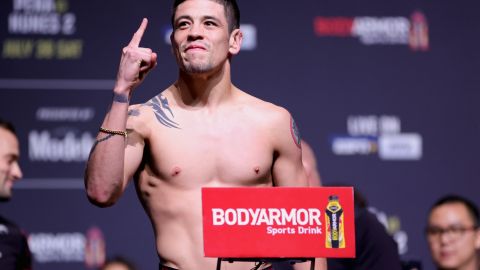 Brandon Moreno de México posa en la balanza durante el pesaje ceremonial de UFC 277 en el American Airlines Center el 29 de julio de 2022 en Dallas, Texas.