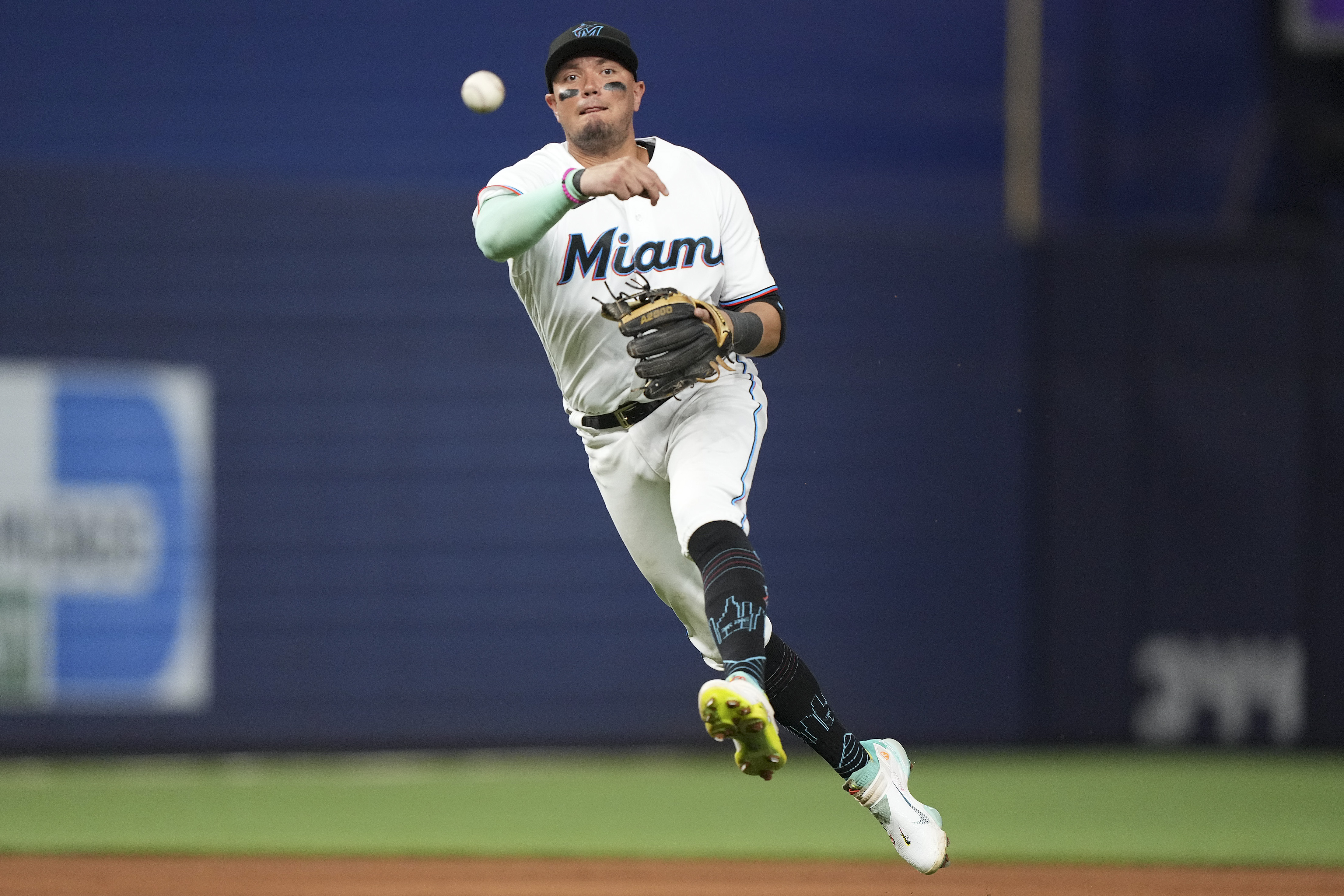 Los Ángeles Dodgers Firmaron Al Shortstop Venezolano Miguel Rojas - La ...