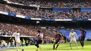 Real Madrid y FC Barcelona disputando un clásico el pasado mes de octubre de 2022 en España.