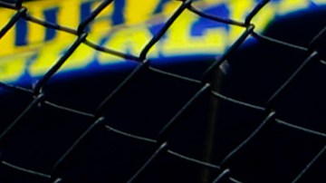 Hincha de Boca Juniors subido a una cerca en el Estadio de La Bombonera
